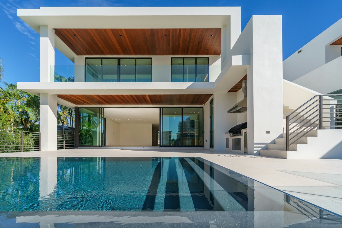Casa contemporânea com piscina e varanda em balanço
