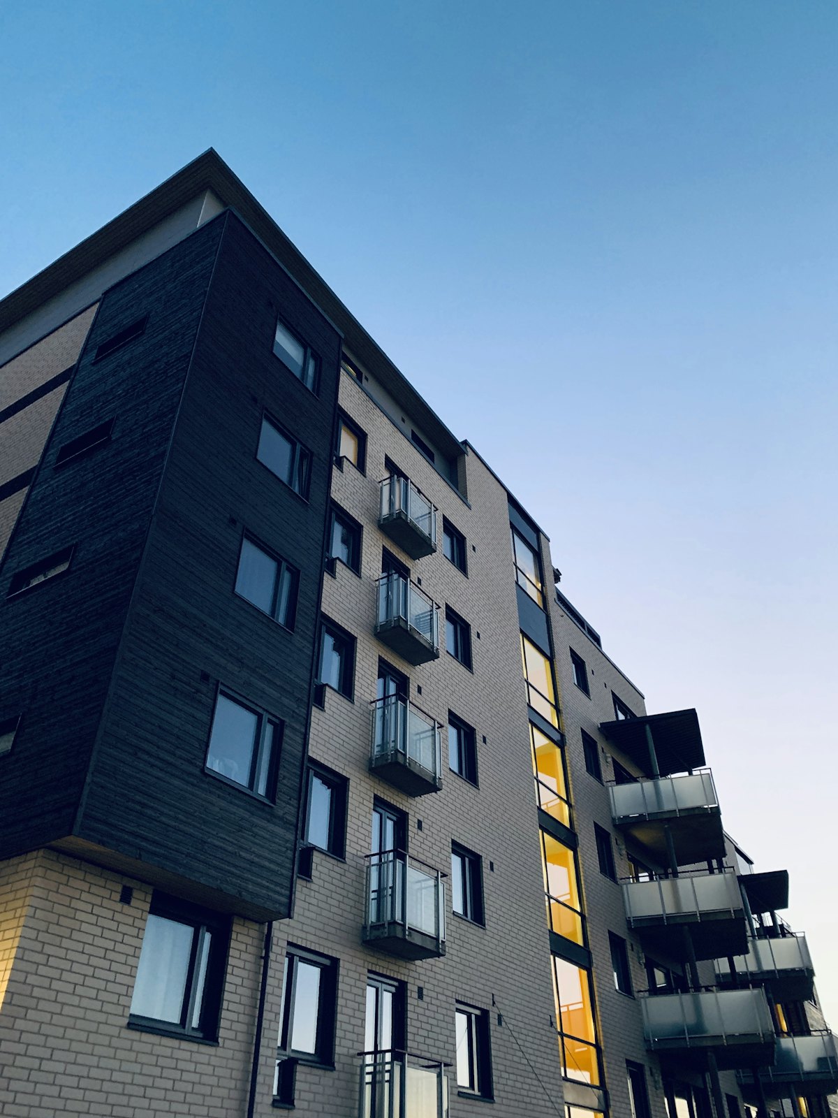Fachada de edifício residencial com varandas