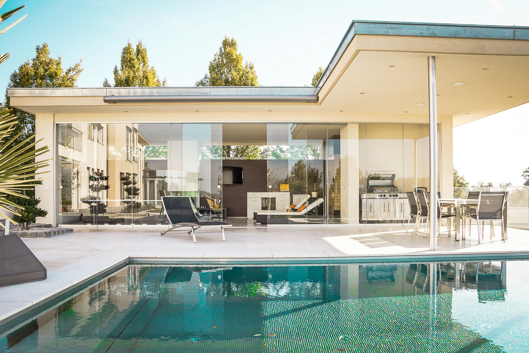 Piscina e deck voltados para a paisagem